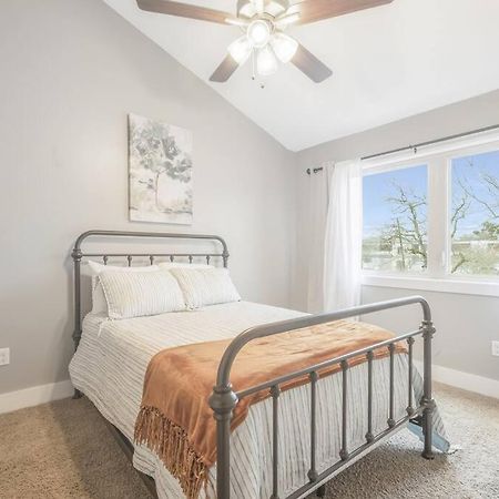 Cozy 2 Bed Townhome Near The Hospital Lafayette Exteriér fotografie