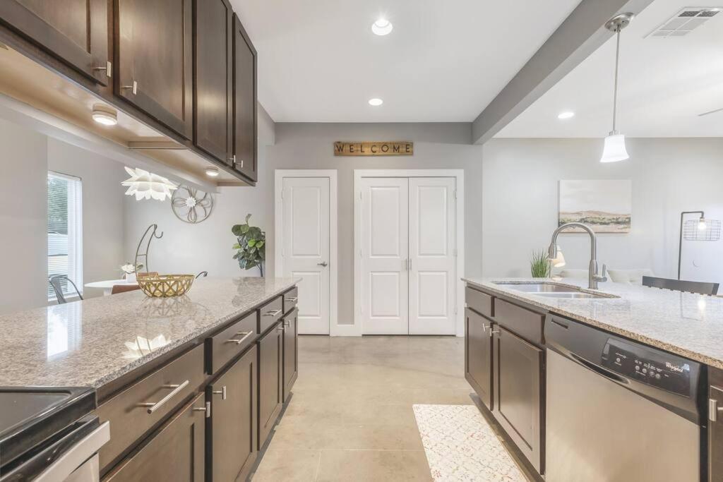 Cozy 2 Bed Townhome Near The Hospital Lafayette Exteriér fotografie