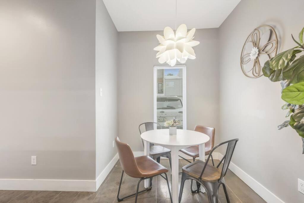 Cozy 2 Bed Townhome Near The Hospital Lafayette Exteriér fotografie