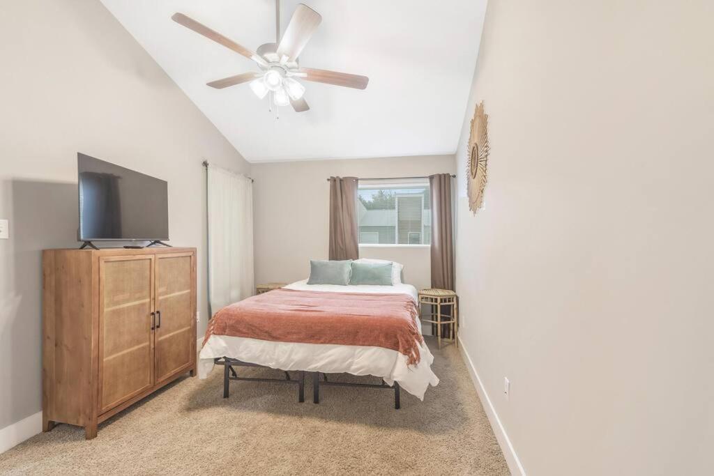 Cozy 2 Bed Townhome Near The Hospital Lafayette Exteriér fotografie